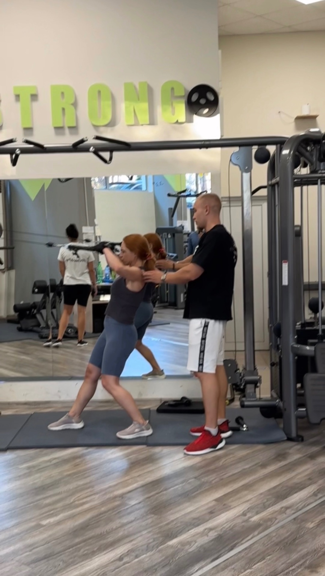 Треньор от FITCoachPro работи с клиент
