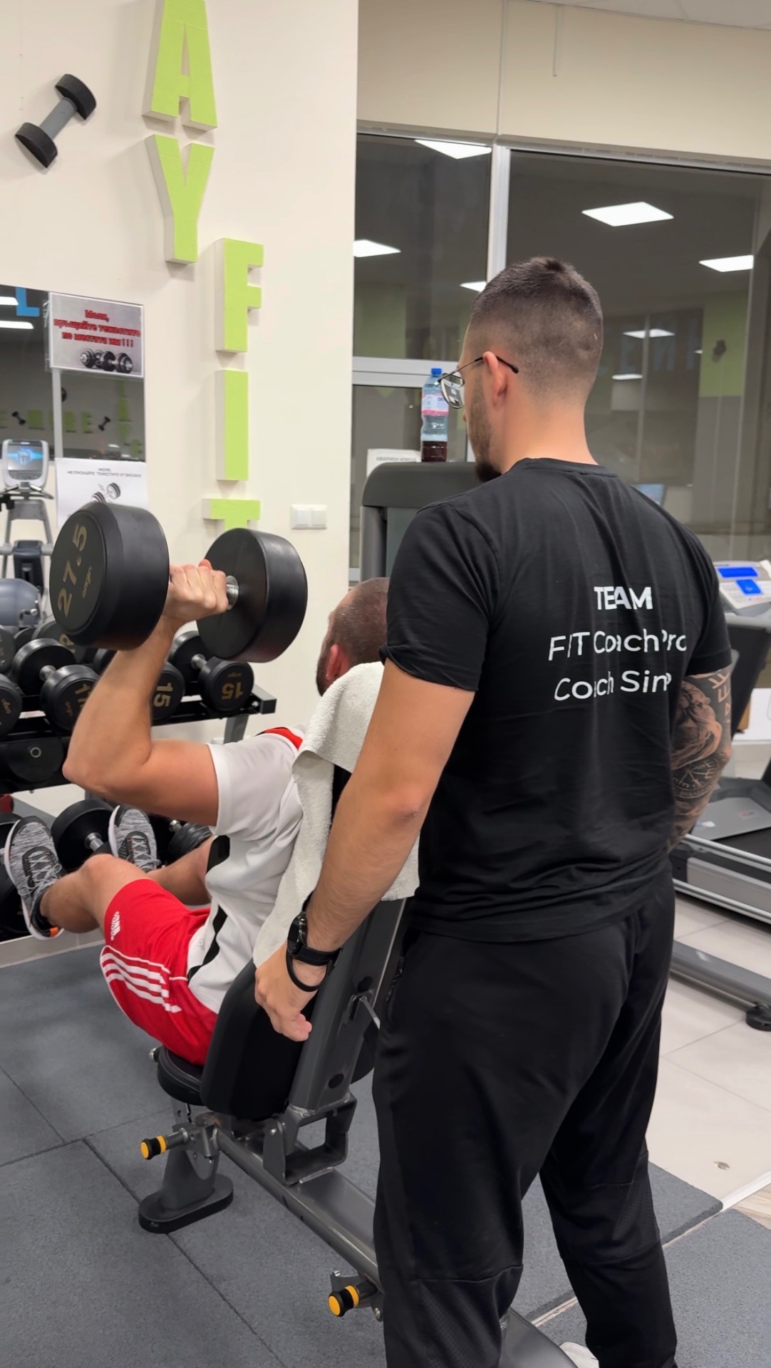 Треньор от FITCoachPro работи с клиент