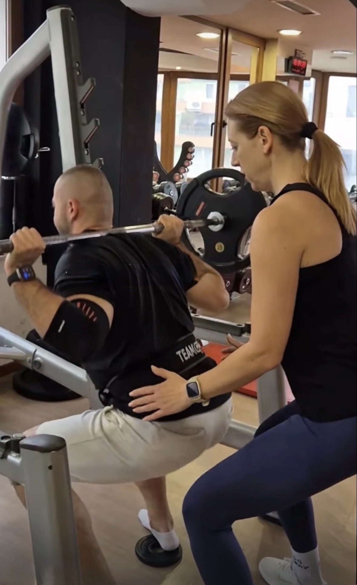 Треньор от FITCoachPro работи с клиент